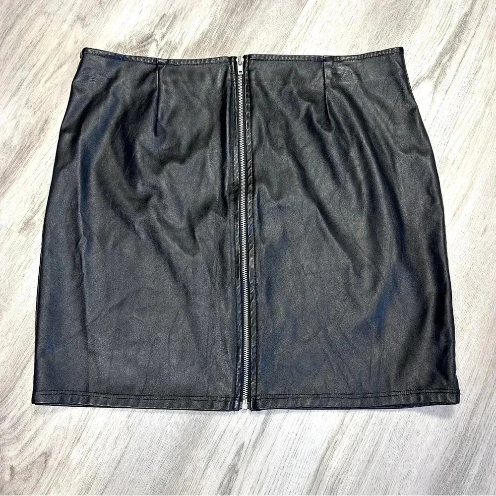 Windsor Moto Bikercore Black Vegan Leather Silver Zipper Detail Mini Skirt | L